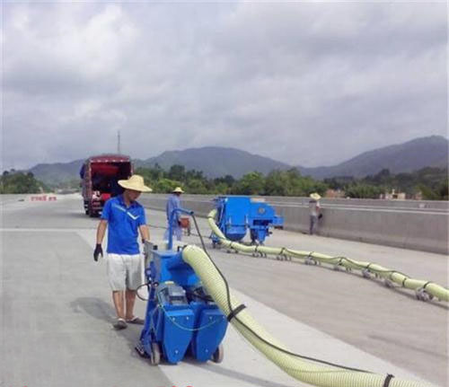 瀝青路面拋丸機(jī)施工現(xiàn)場圖 瀝青路面拋丸機(jī)施工現(xiàn)場圖